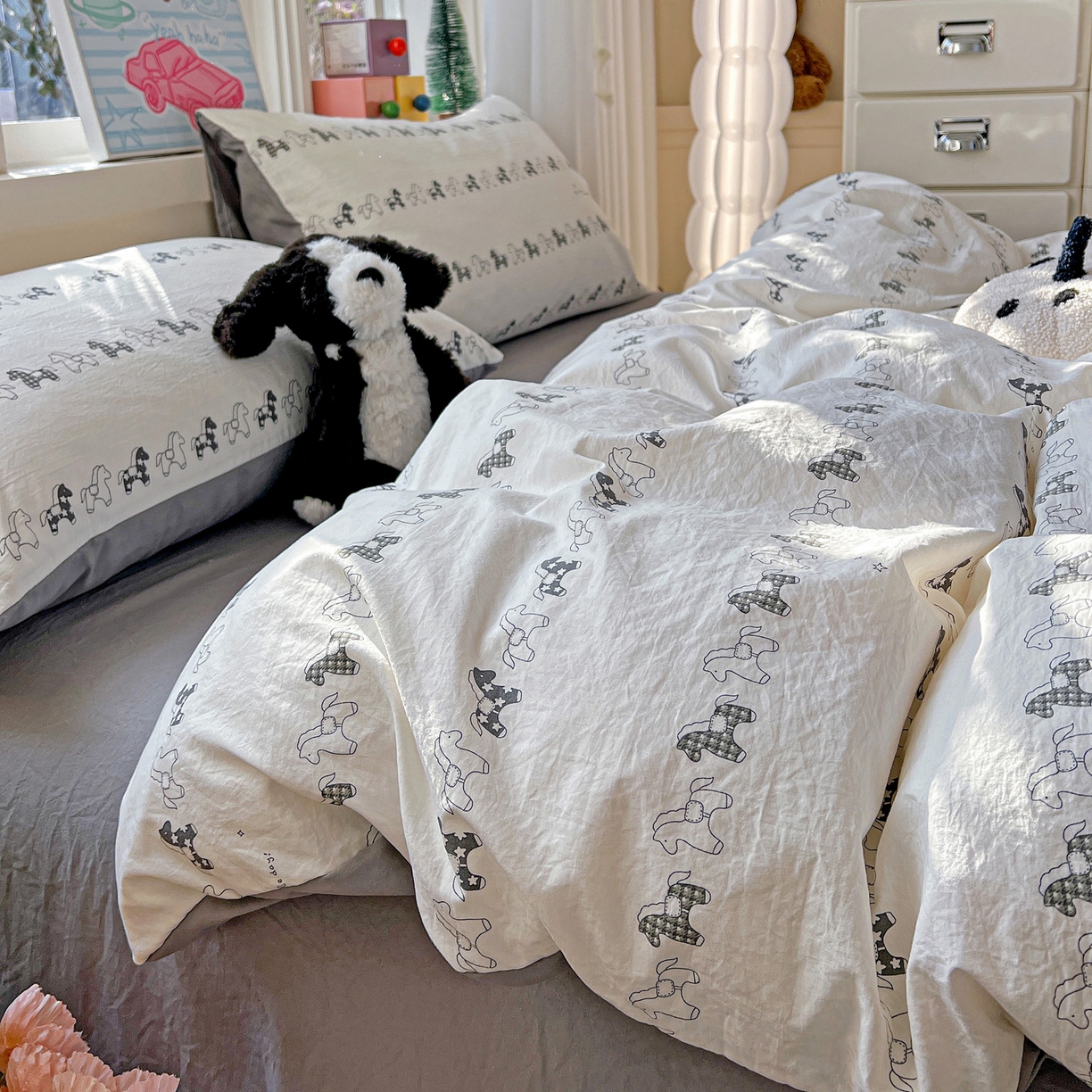 91家纺网 家纺一手货源 找家纺 弗苓家纺 2026新款古法水洗仿棉云感纱四件套小布袋 小木马