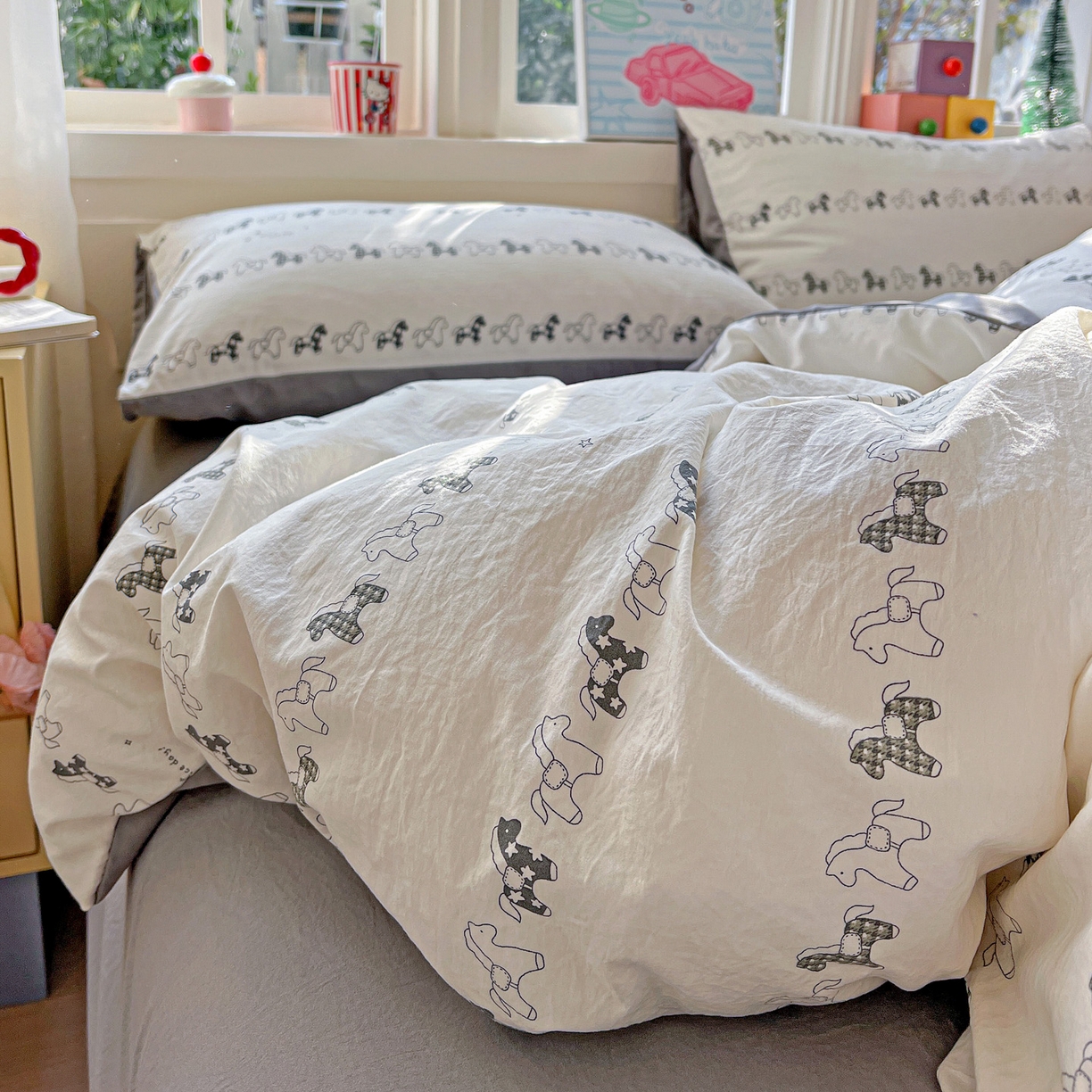 91家纺网 家纺一手货源 找家纺 弗苓家纺 2026新款古法水洗仿棉云感纱四件套小布袋 小木马