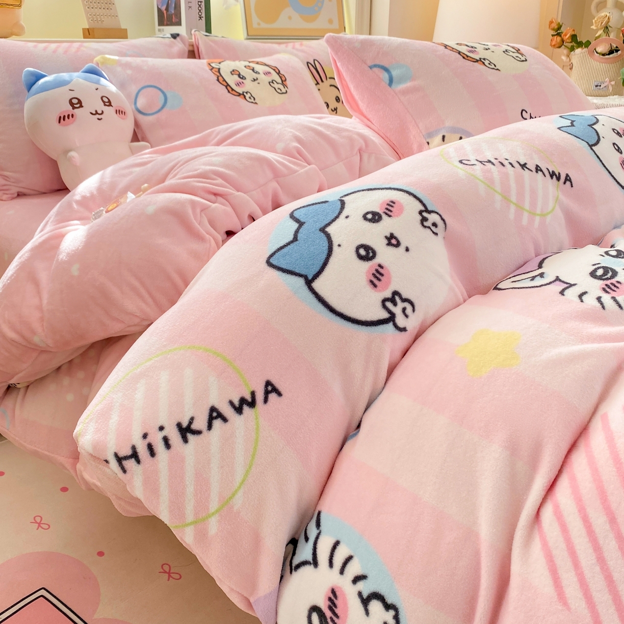 91家纺网 家纺一手货源 找家纺 博雅 2026新款卡哇正版授权高克重牛奶绒四件套 绒家族吉伊卡哇