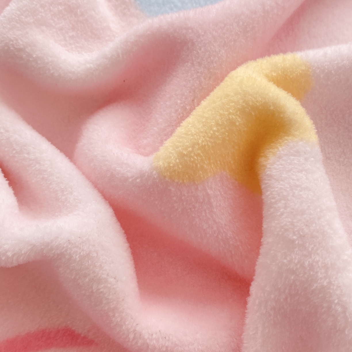 91家纺网 家纺一手货源 找家纺 博雅 2026新款卡哇正版授权高克重牛奶绒四件套 绒家族吉伊卡哇