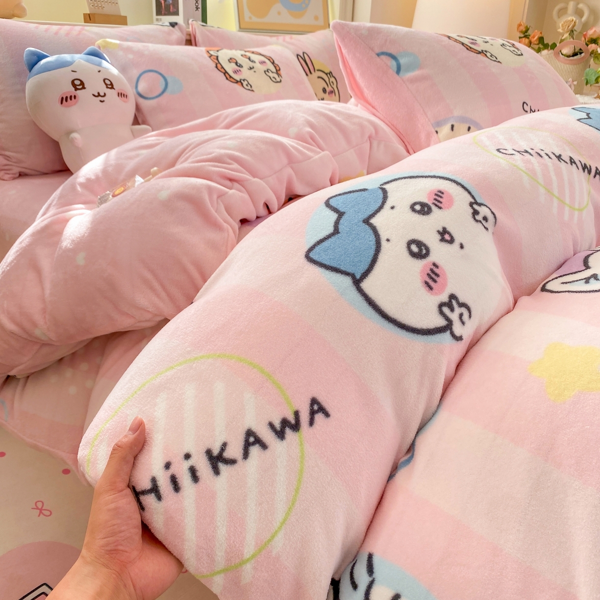 91家纺网 家纺一手货源 找家纺 博雅 2026新款卡哇正版授权高克重牛奶绒四件套 绒家族吉伊卡哇