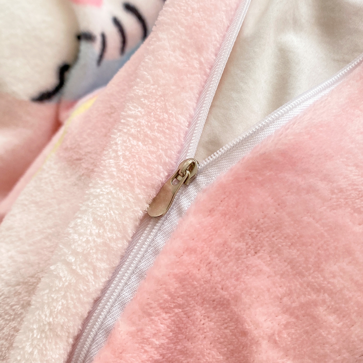 91家纺网 家纺一手货源 找家纺 博雅 2026新款卡哇正版授权高克重牛奶绒四件套 绒家族吉伊卡哇