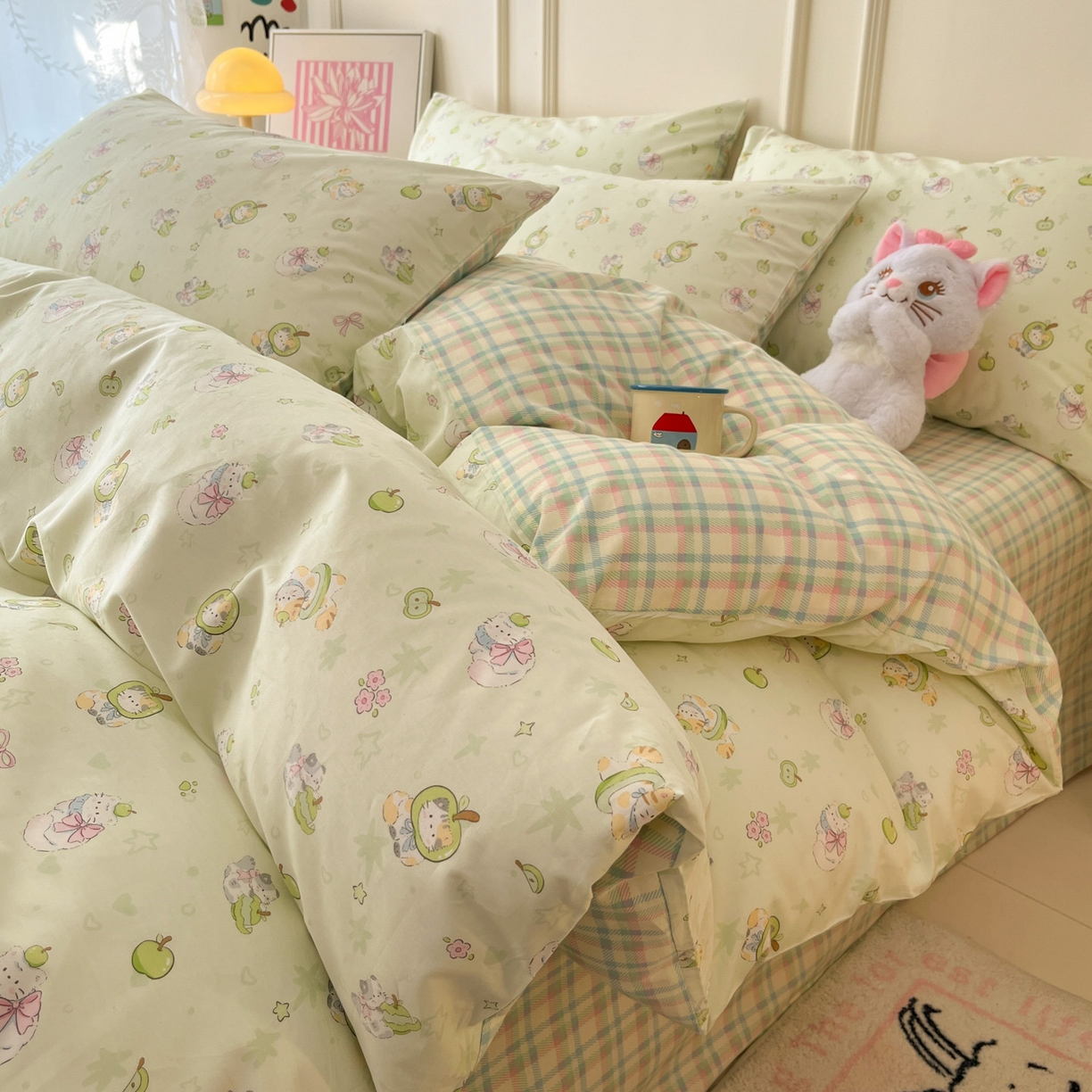 91家纺网 家纺一手货源 找家纺 西引力 2026新款40S全棉斜纹印花四件套 绿苹果猫猫