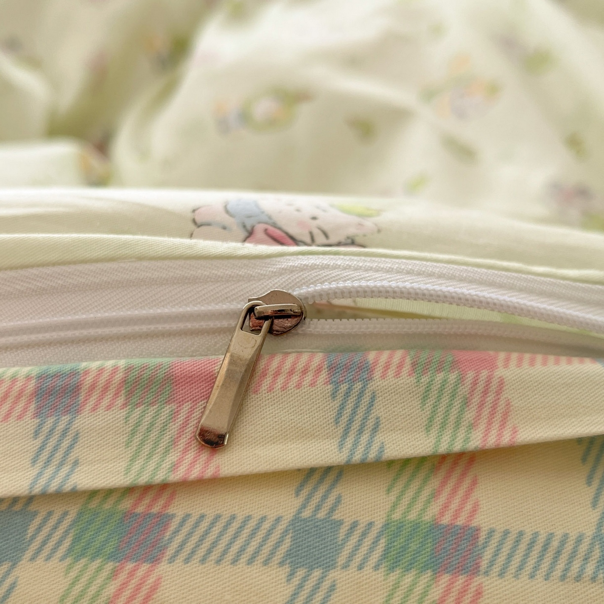 91家纺网 家纺一手货源 找家纺 西引力 2026新款40S全棉斜纹印花四件套 绿苹果猫猫