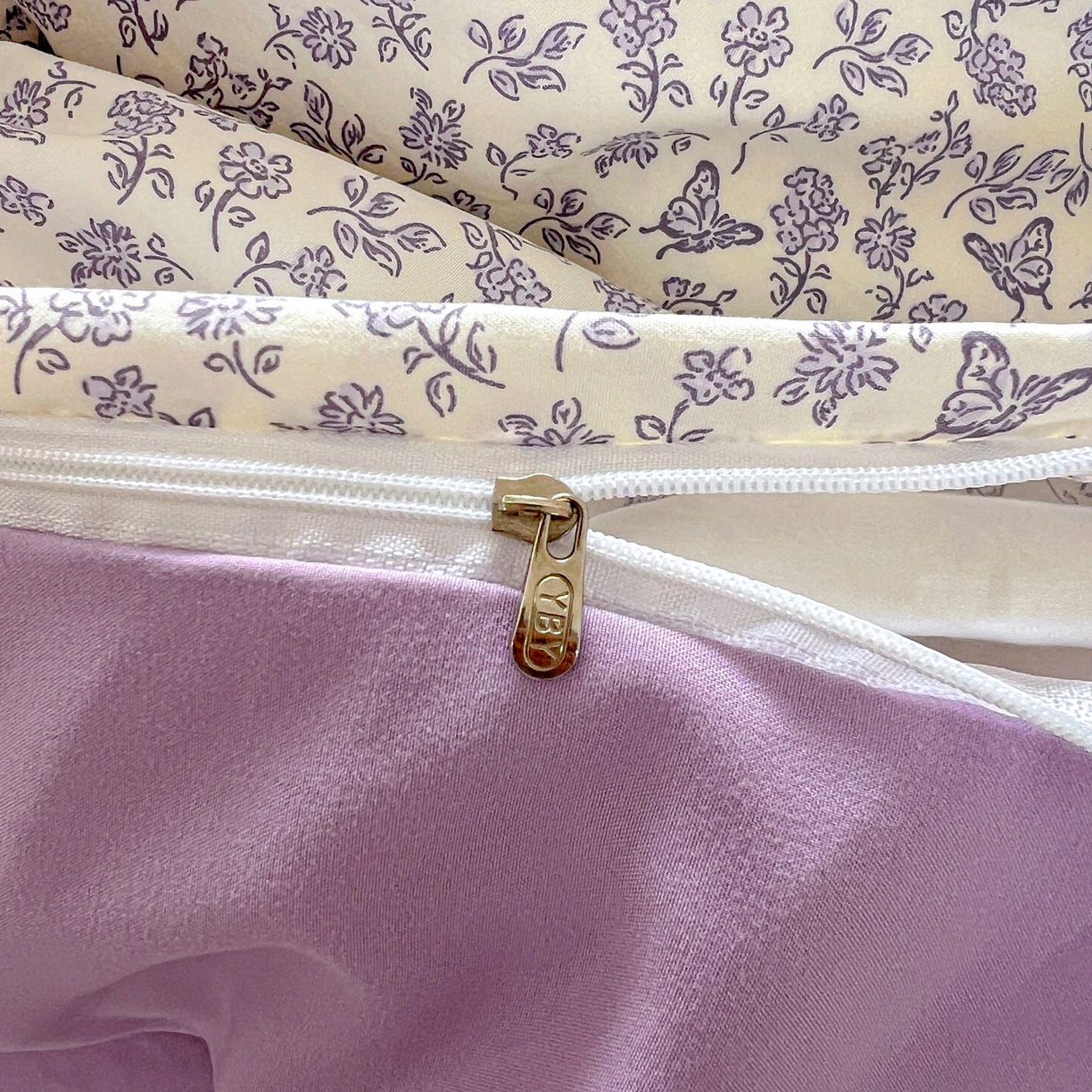 91家纺网 家纺一手货源 找家纺 弗苓家纺 2026新款古法水洗仿棉云感纱四件套小布袋 紫樱桃