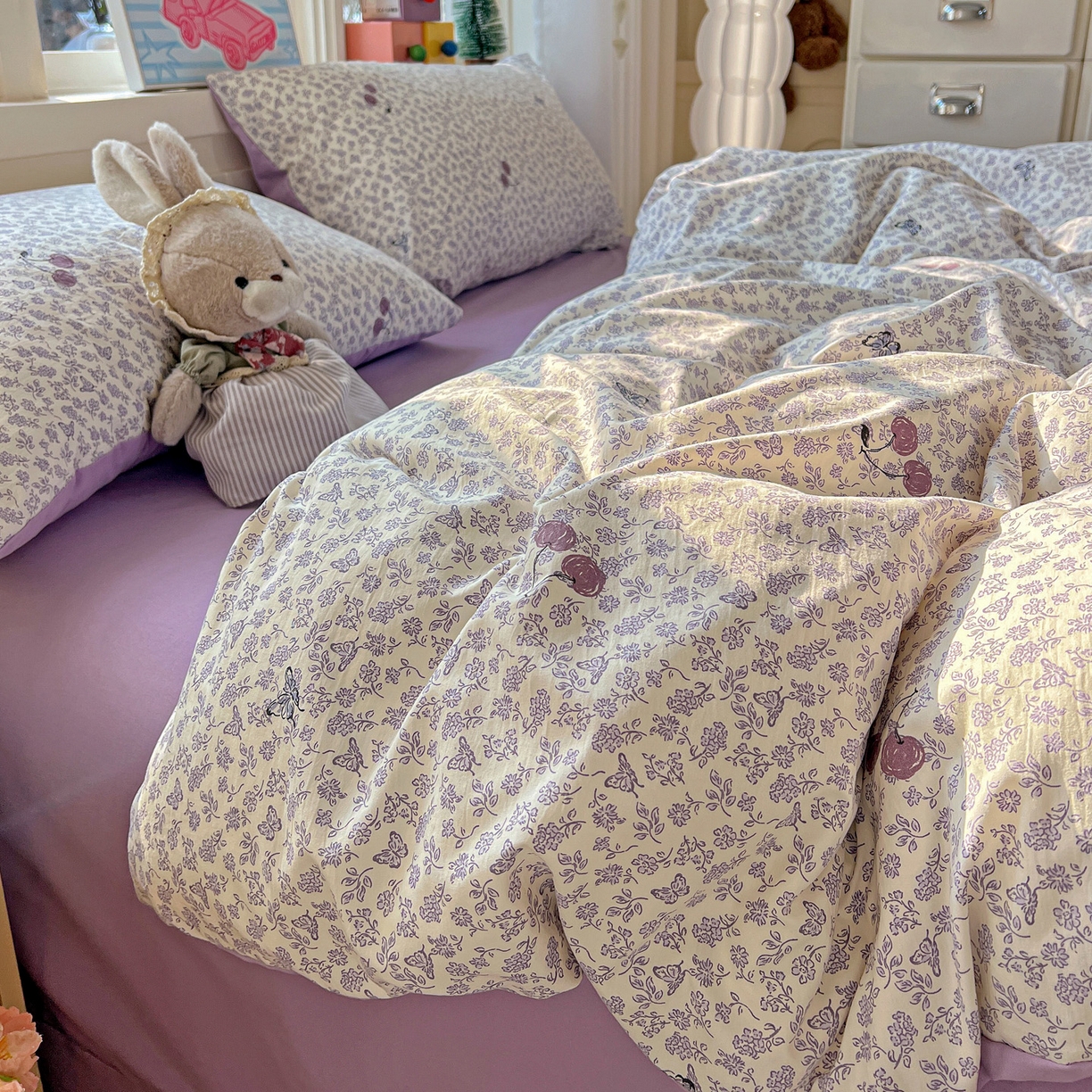 91家纺网 家纺一手货源 找家纺 弗苓家纺 2026新款古法水洗仿棉云感纱四件套小布袋 紫樱桃