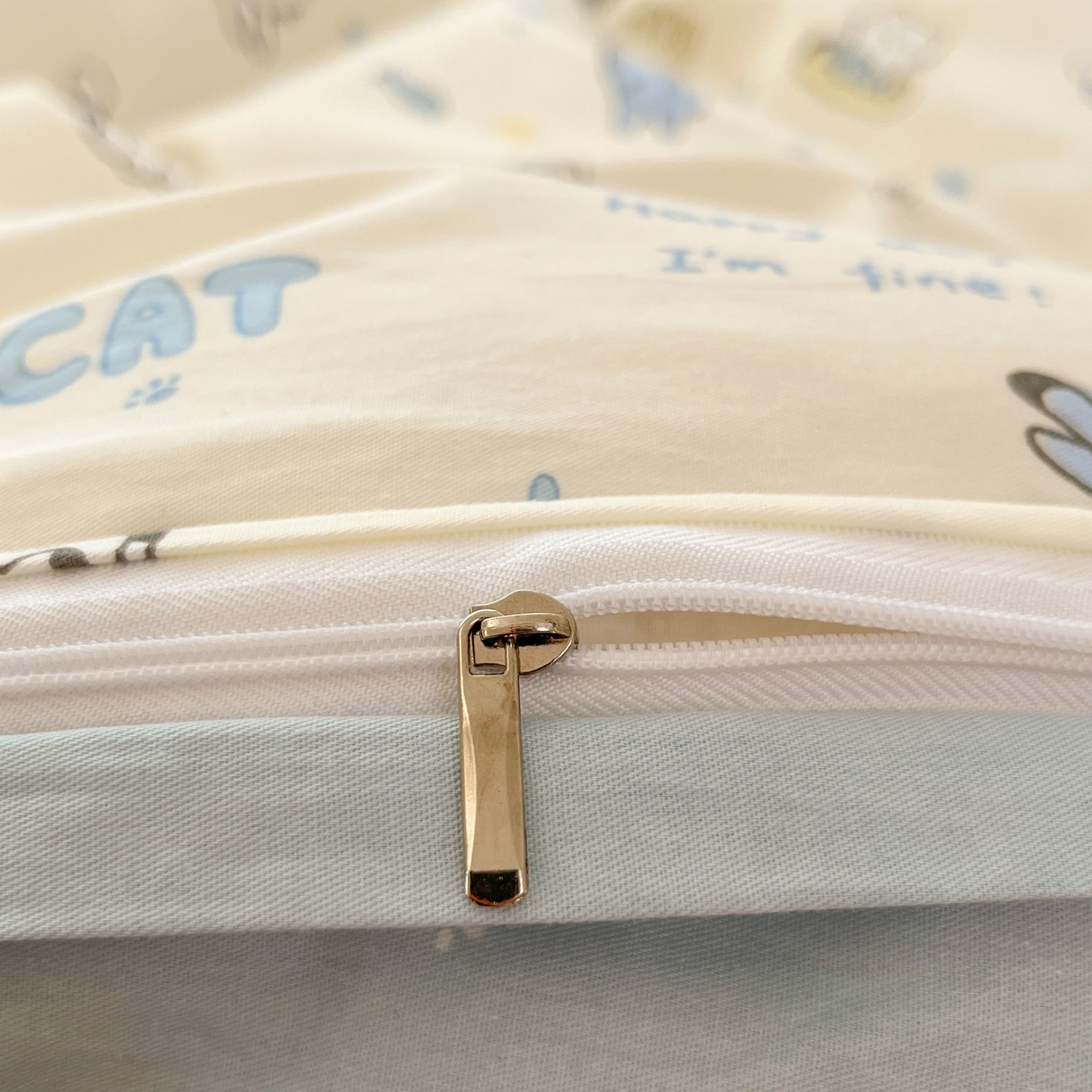 91家纺网 家纺一手货源 找家纺 西引力 2026新款40S全棉斜纹印花四件套 猫吃鱼