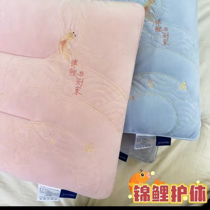 91家纺网 家纺一手货源 找家纺 云熙枕业 2026新款年年有余锦鲤到家牛奶绒护颈枕  枕头枕芯 粉色低枕