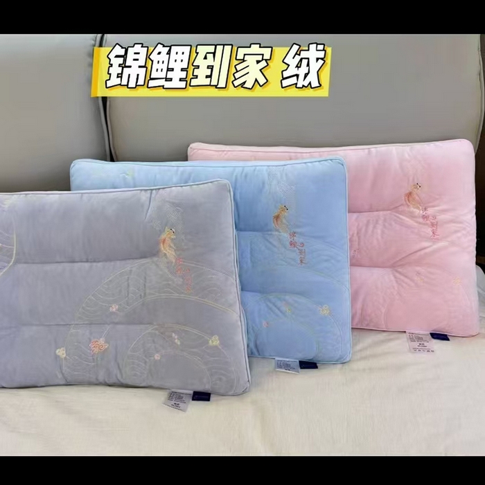 云熙枕业 2026新款年年有余锦鲤到家牛奶绒护颈枕  枕头枕芯 蓝色低枕