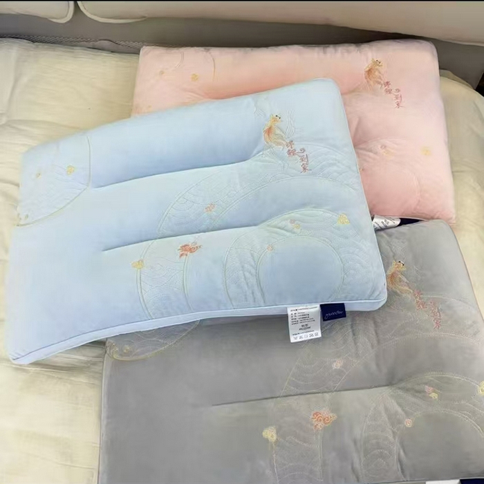 91家纺网 家纺一手货源 找家纺 云熙枕业 2026新款年年有余锦鲤到家牛奶绒护颈枕  枕头枕芯 蓝色低枕