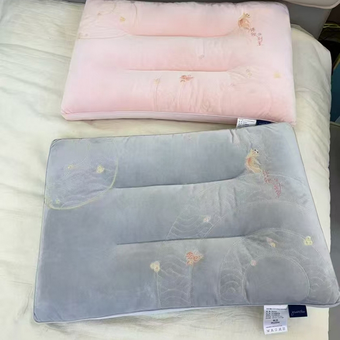 91家纺网 家纺一手货源 找家纺 云熙枕业 2026新款年年有余锦鲤到家牛奶绒护颈枕  枕头枕芯 蓝色高枕