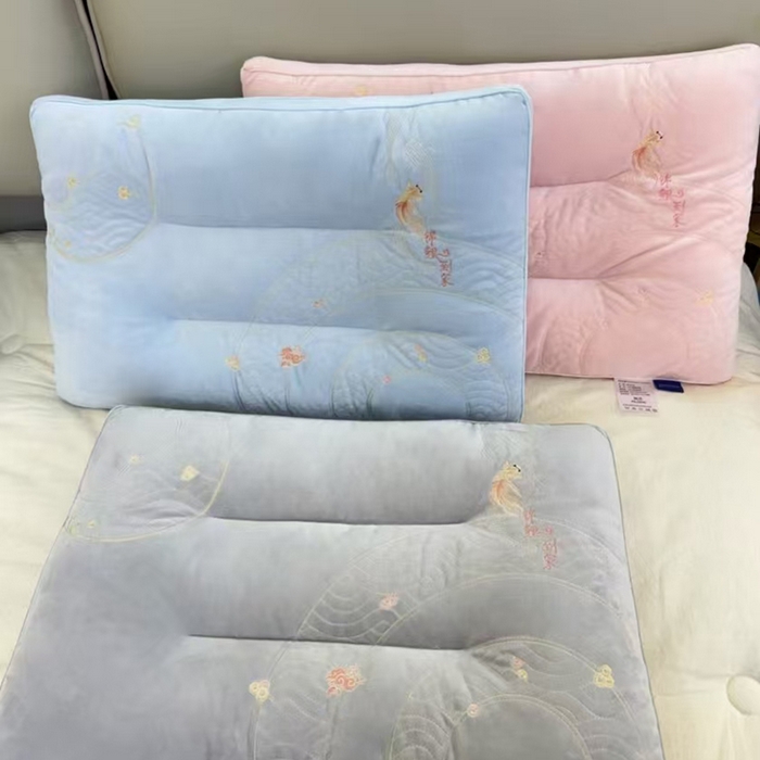 91家纺网 家纺一手货源 找家纺 云熙枕业 2026新款年年有余锦鲤到家牛奶绒护颈枕  枕头枕芯 蓝色高枕