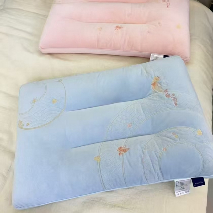 91家纺网 家纺一手货源 找家纺 云熙枕业 2026新款年年有余锦鲤到家牛奶绒护颈枕  枕头枕芯 灰色中枕