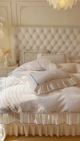 91家纺网 家纺一手货源 找家纺 满座家居 2025爆款230克高克重雕花牛奶绒床盖四件套  金枝玉叶-米灰