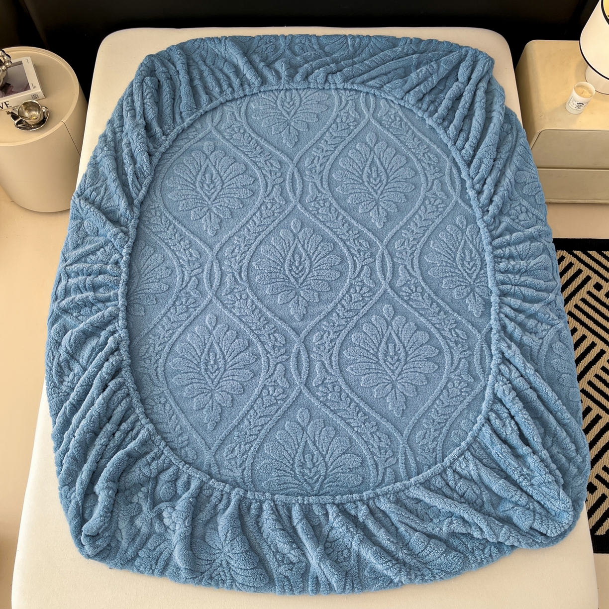 91家纺网 家纺一手货源 找家纺 莱家富 2026新款提花塔芙绒床笠-繁花系列（可供跨境外贸抽空压缩爆款首选） 繁花-午夜蓝