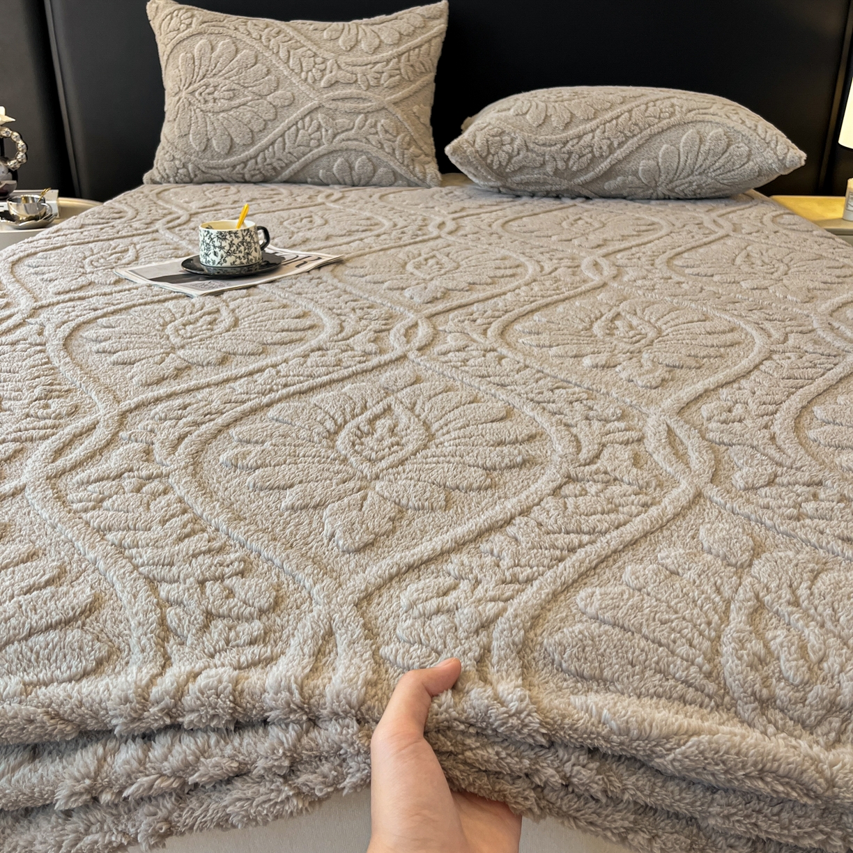 91家纺网 家纺一手货源 找家纺 莱家富 2026新款提花塔芙绒床笠-繁花系列（可供跨境外贸抽空压缩爆款首选） 繁花-月影灰