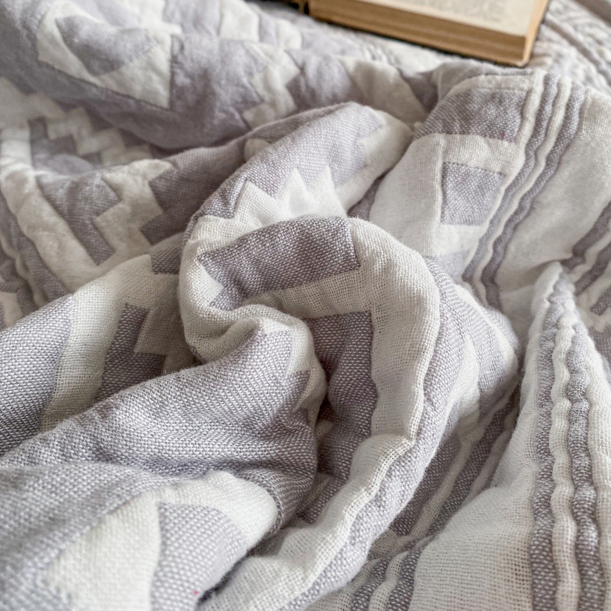 91家纺网 家纺一手货源 找家纺 卡奥家纺 2026新款水洗全棉纯棉四层纱盖毯毛巾被夏凉被夏被空调被-图腾系列 图腾-灰