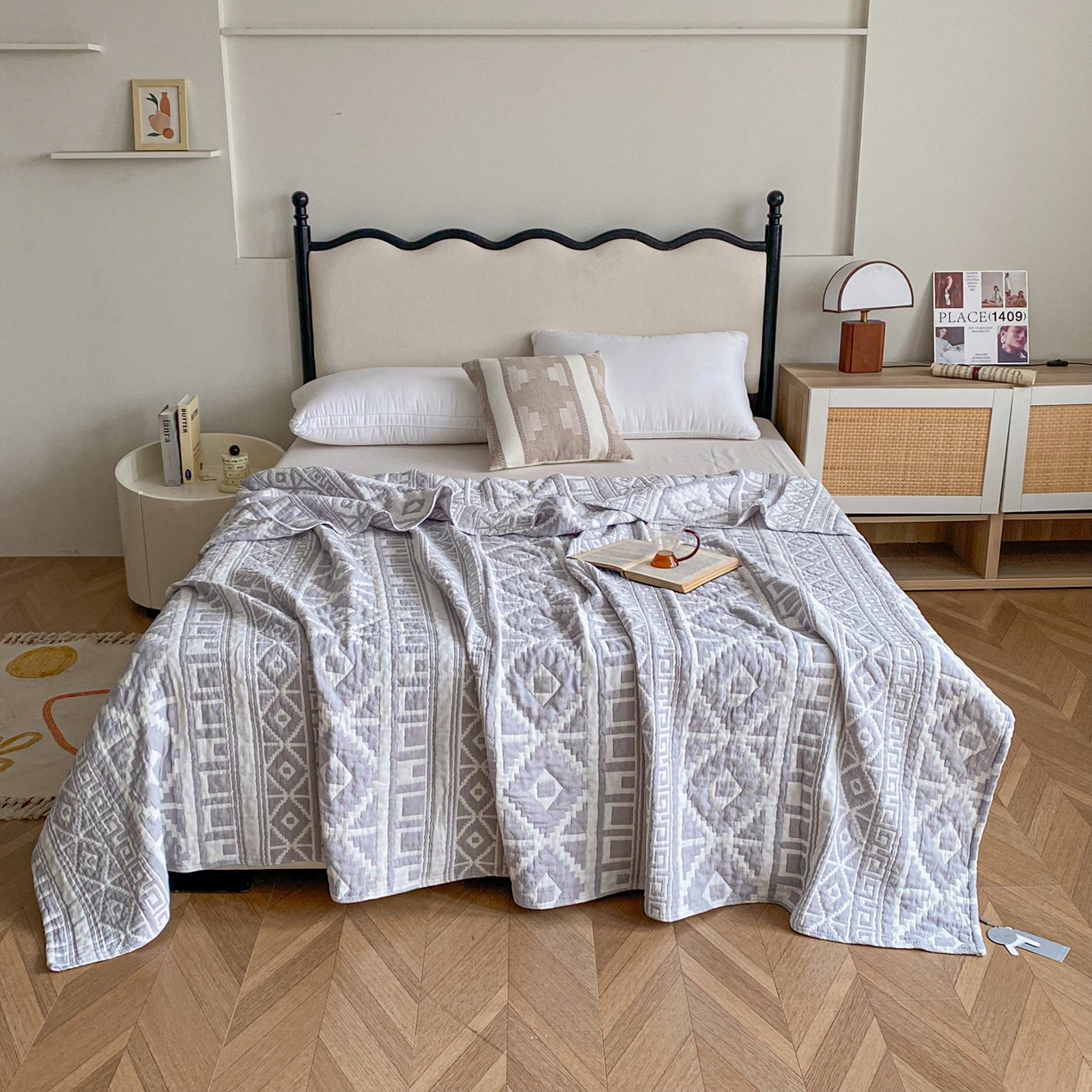 91家纺网 家纺一手货源 找家纺 卡奥家纺 2026新款水洗全棉纯棉四层纱盖毯毛巾被夏凉被夏被空调被-图腾系列 图腾-灰