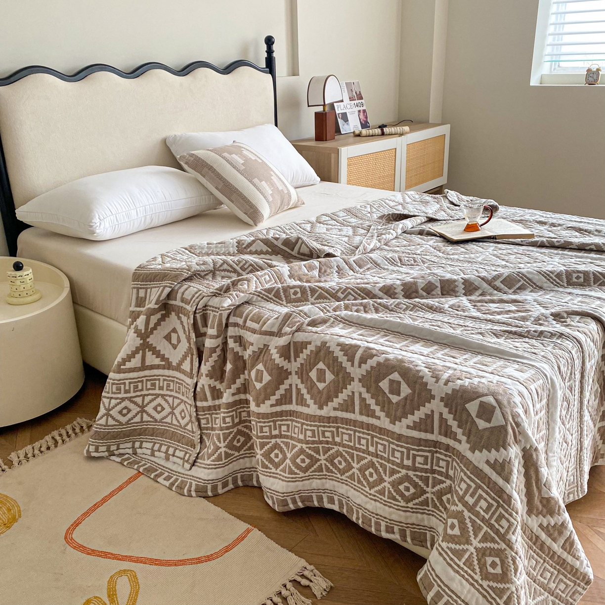 91家纺网 家纺一手货源 找家纺 卡奥家纺 2026新款水洗全棉纯棉四层纱盖毯毛巾被夏凉被夏被空调被-图腾系列 图腾-咖