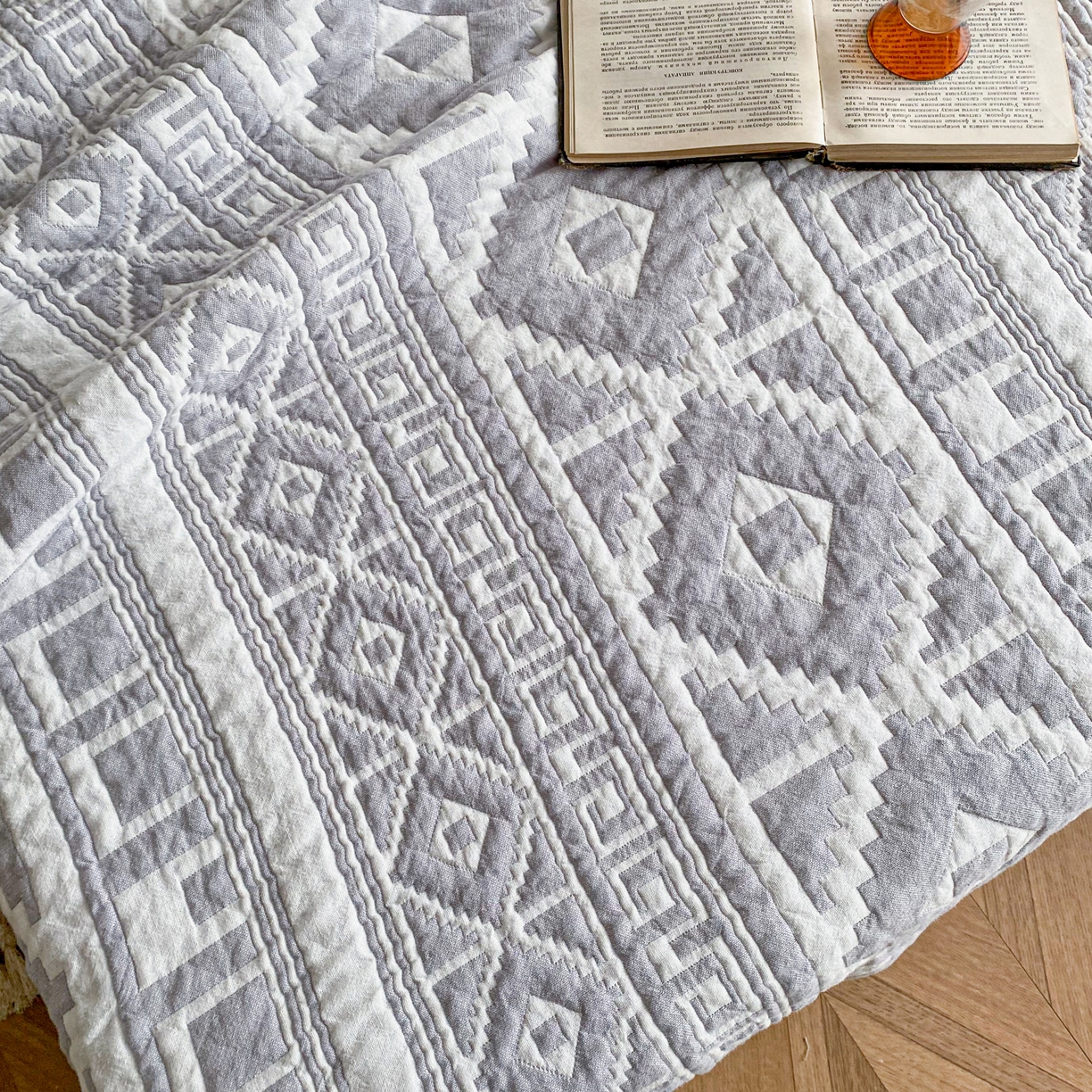 91家纺网 家纺一手货源 找家纺 卡奥家纺 2026新款水洗全棉纯棉四层纱盖毯毛巾被夏凉被夏被空调被-图腾系列 图腾-灰