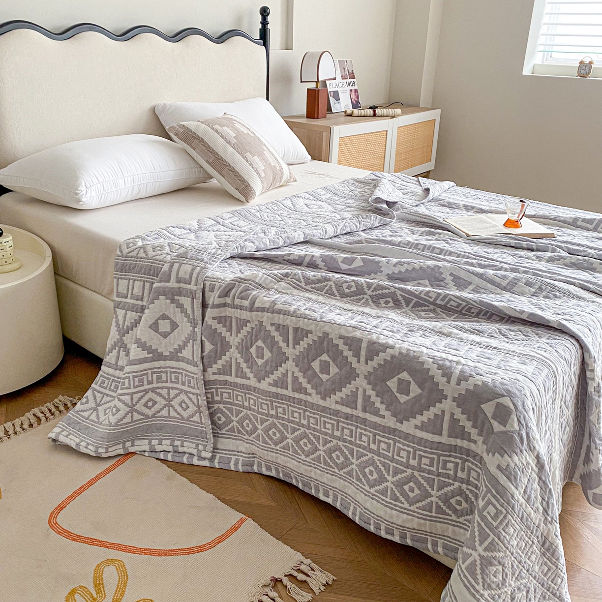 91家纺网 家纺一手货源 找家纺 卡奥家纺 2026新款水洗全棉纯棉四层纱盖毯毛巾被夏凉被夏被空调被-图腾系列 图腾-灰