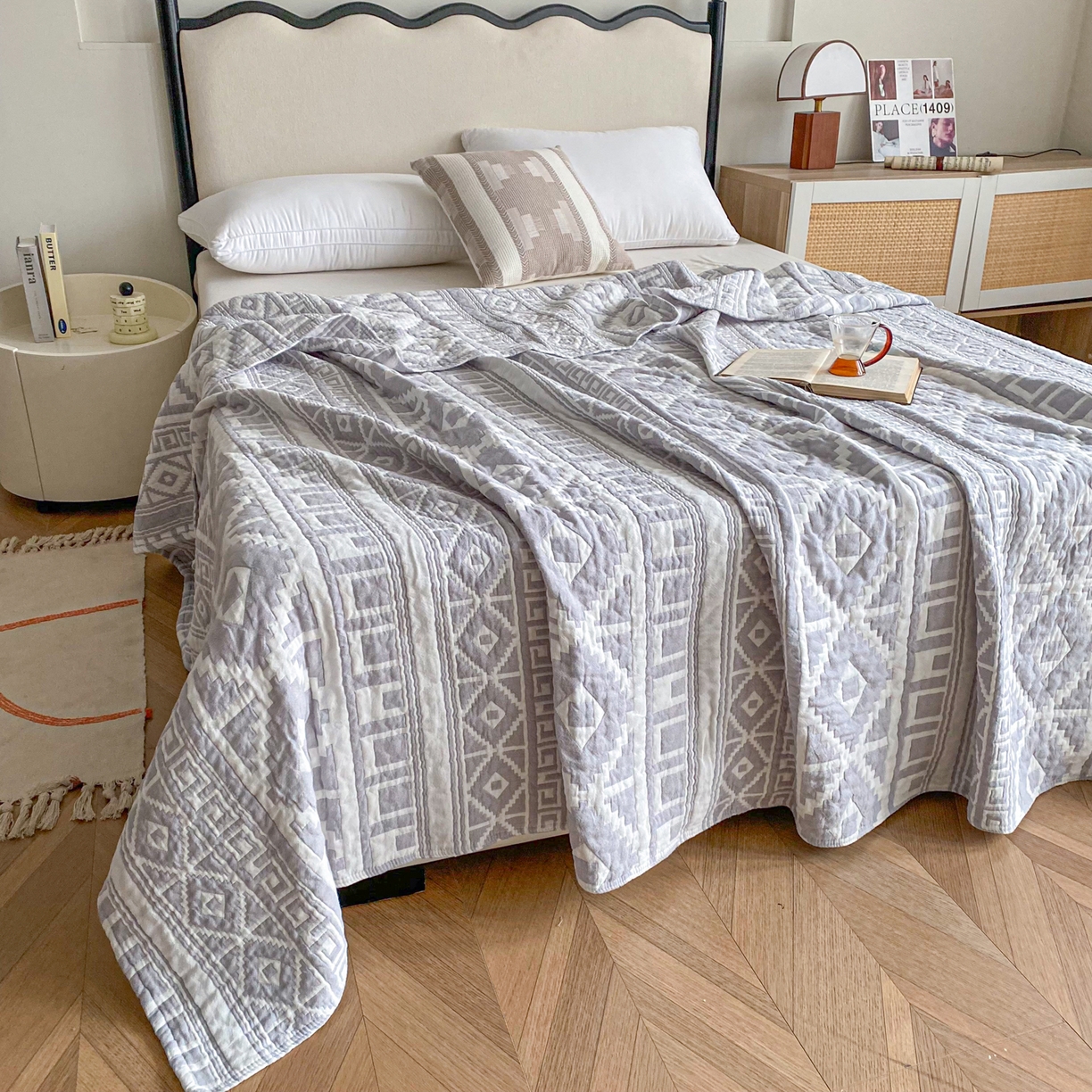 91家纺网 家纺一手货源 找家纺 卡奥家纺 2026新款水洗全棉纯棉四层纱盖毯毛巾被夏凉被夏被空调被-图腾系列 图腾-灰