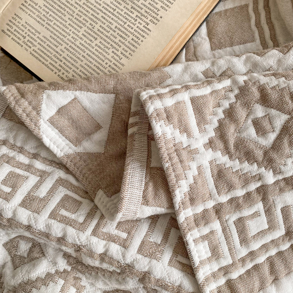 91家纺网 家纺一手货源 找家纺 卡奥家纺 2026新款水洗全棉纯棉四层纱盖毯毛巾被夏凉被夏被空调被-图腾系列 图腾-咖