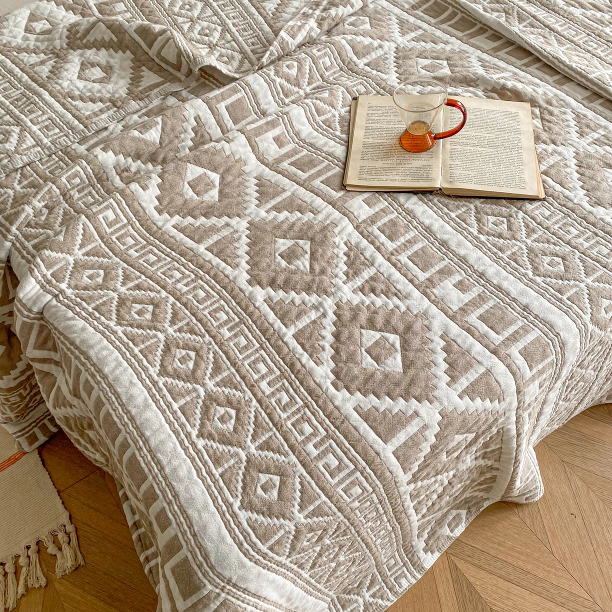 91家纺网 家纺一手货源 找家纺 卡奥家纺 2026新款水洗全棉纯棉四层纱盖毯毛巾被夏凉被夏被空调被-图腾系列 图腾-咖