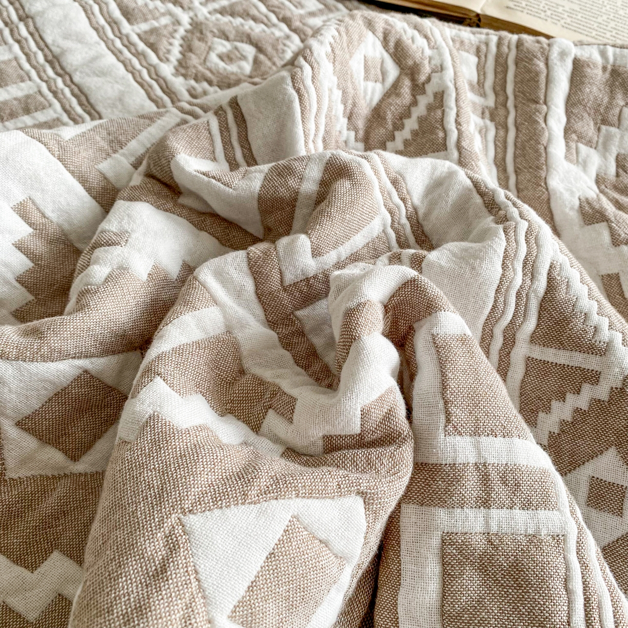 91家纺网 家纺一手货源 找家纺 卡奥家纺 2026新款水洗全棉纯棉四层纱盖毯毛巾被夏凉被夏被空调被-图腾系列 图腾-咖