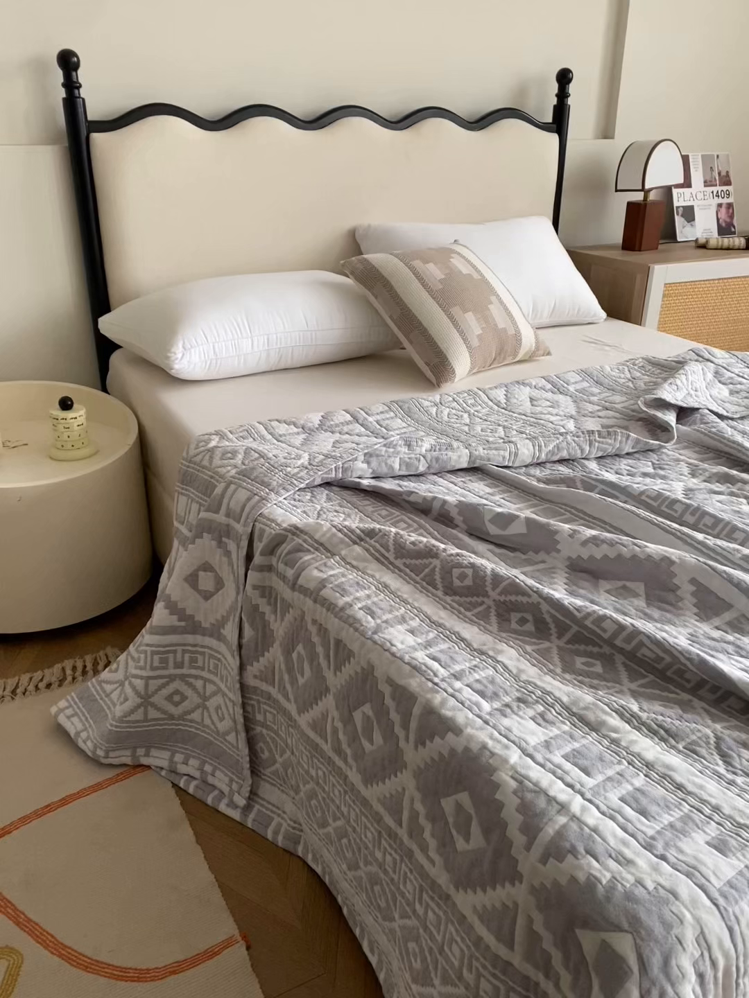 91家纺网 家纺一手货源 找家纺 卡奥家纺 2026新款水洗全棉纯棉四层纱盖毯毛巾被夏凉被夏被空调被-图腾系列 图腾-灰