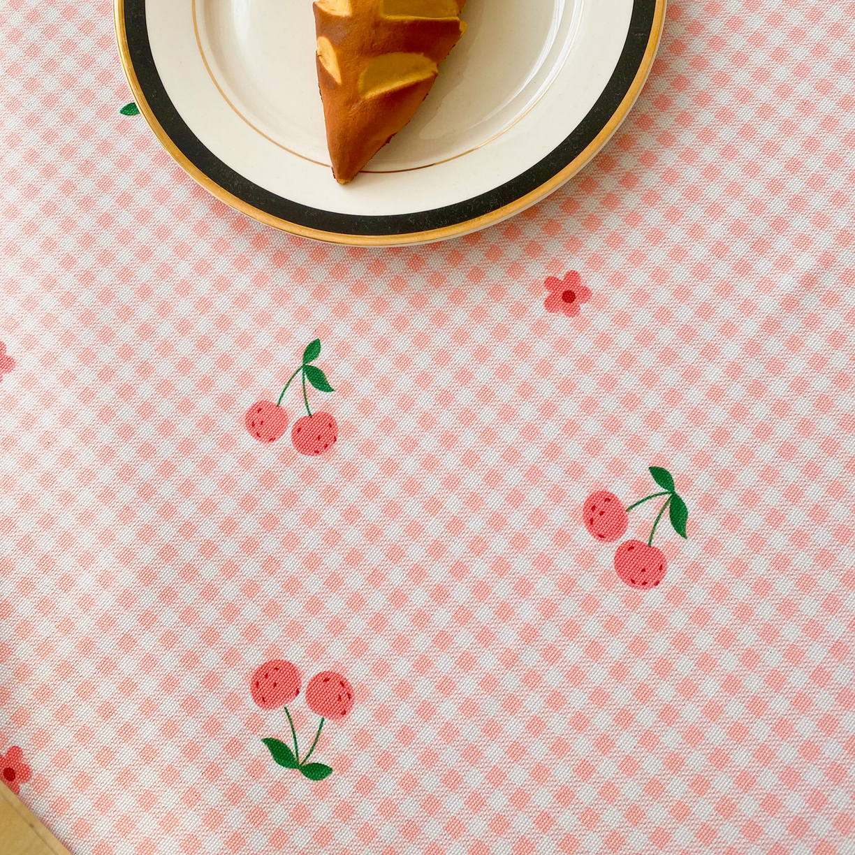 91家纺网 家纺一手货源 找家纺 金泰莱 2026新款印花老粗布桌布 格子樱桃