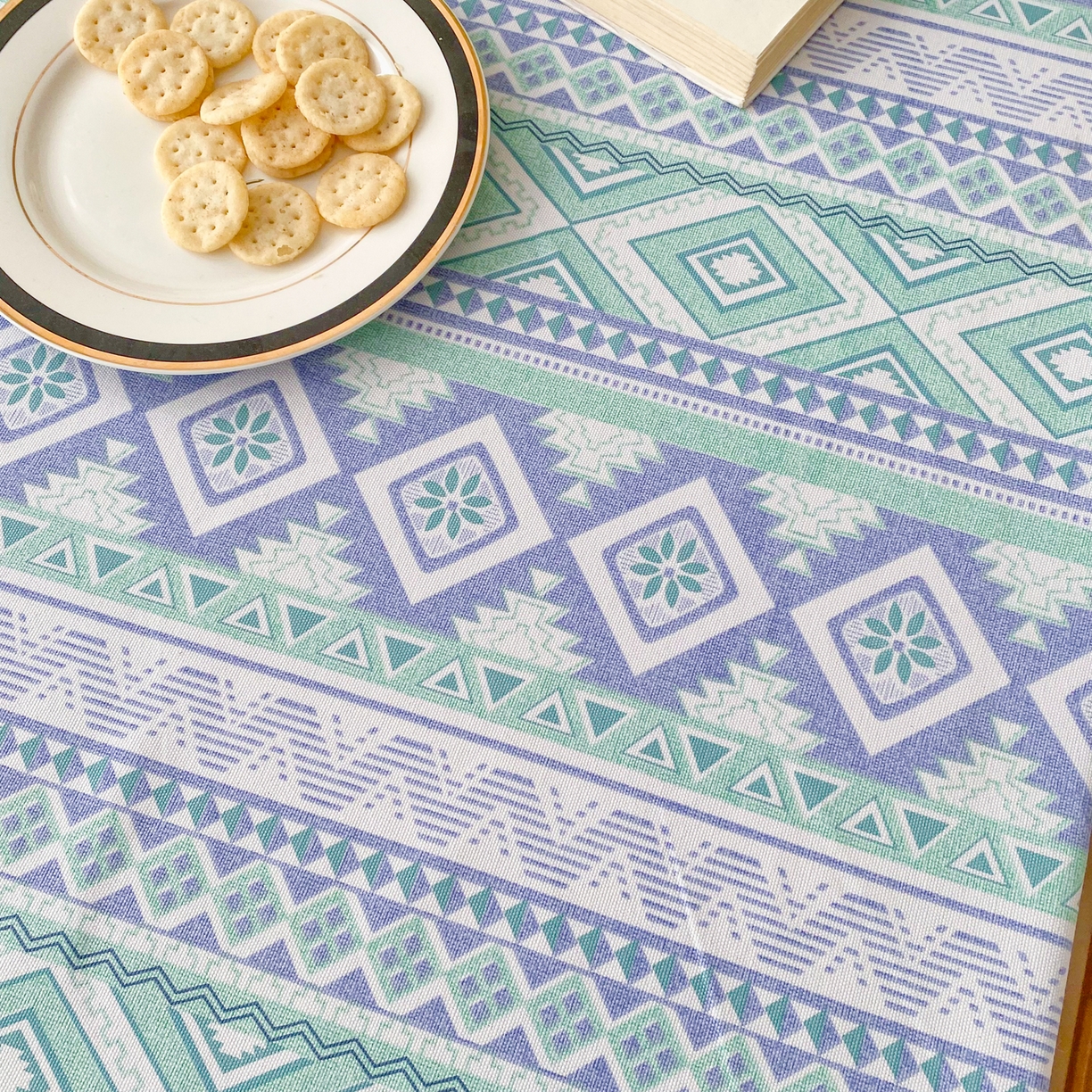 91家纺网 家纺一手货源 找家纺 金泰莱 2026新款印花老粗布桌布 蓝色恋歌