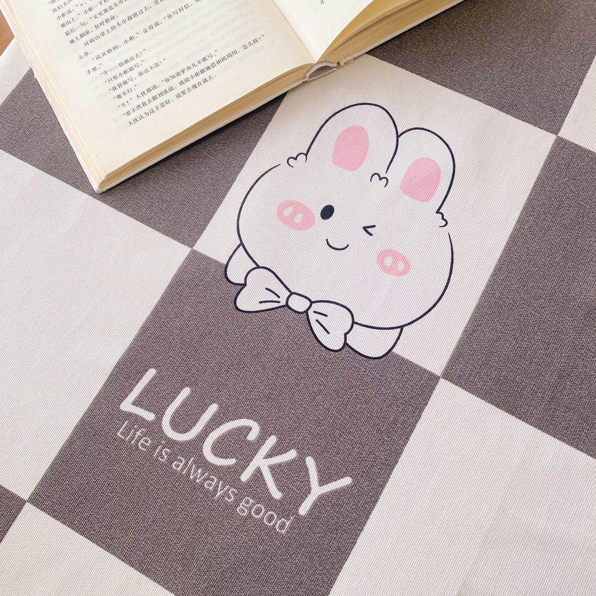 91家纺网 家纺一手货源 找家纺 金泰莱 2026新款印花老粗布桌布 Lucky 兔