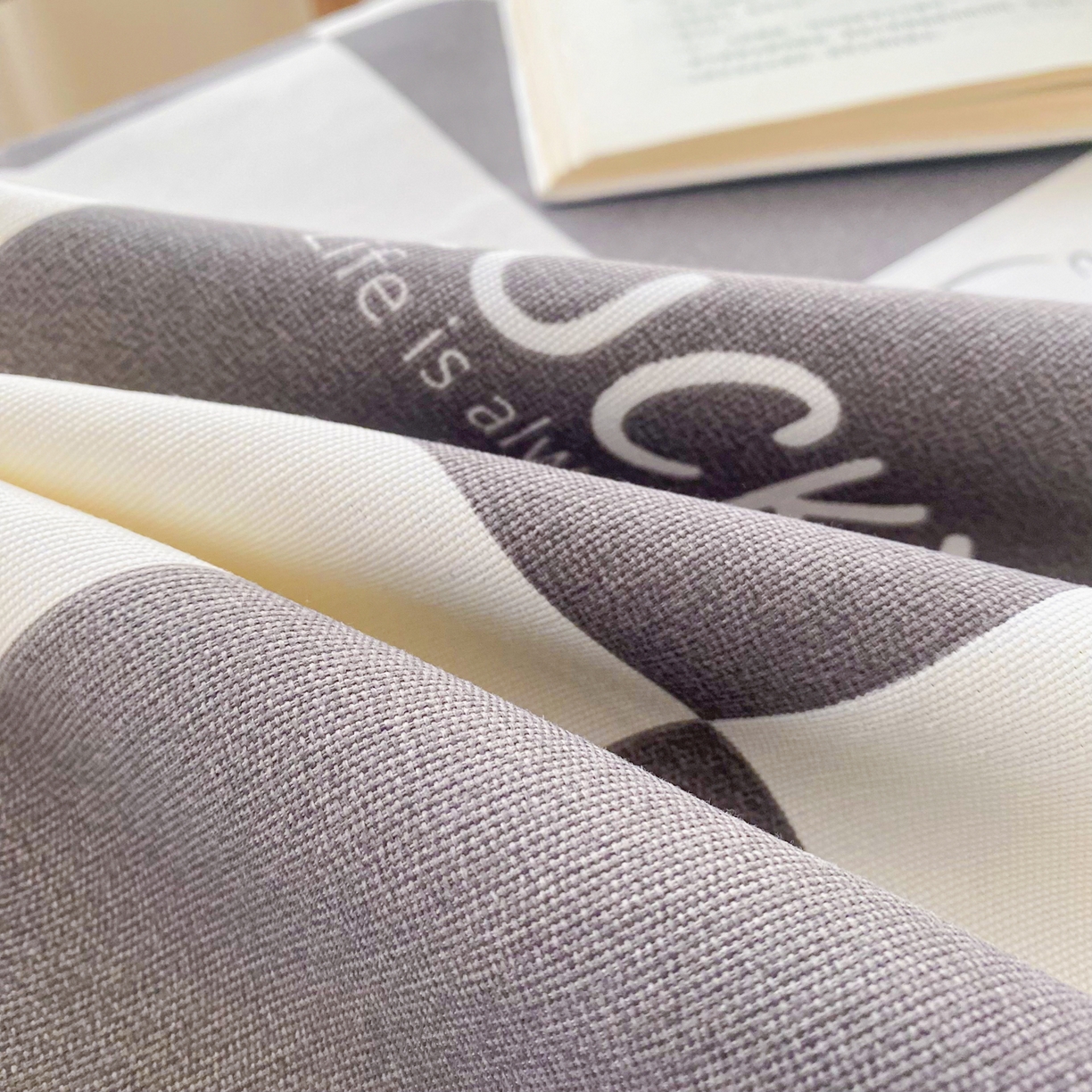 91家纺网 家纺一手货源 找家纺 棉乐町家居 2025新款ins风印花老粗布桌布 Lucky 兔