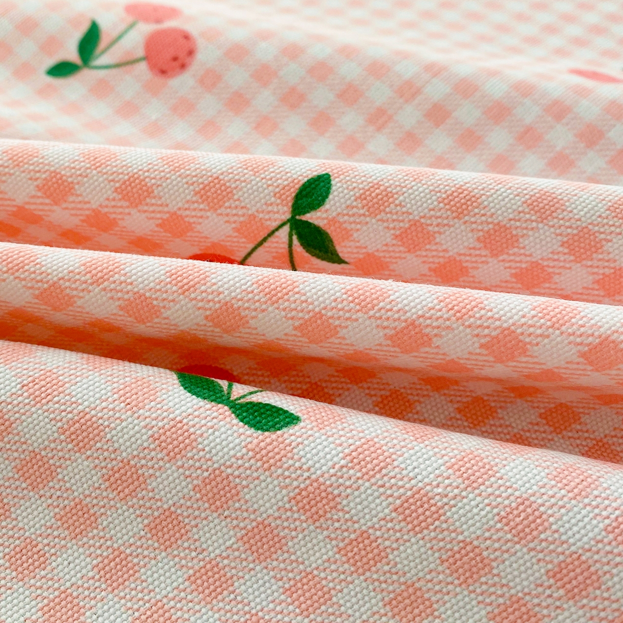 91家纺网 家纺一手货源 找家纺 棉乐町家居 2025新款ins风印花老粗布桌布 格子樱桃