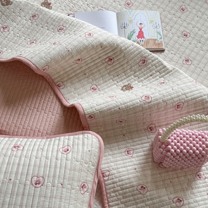 91家纺网 家纺一手货源 找家纺 茉夕家纺 2026新款春季双面纯棉印花单品床盖单件床盖 满满爱-熊