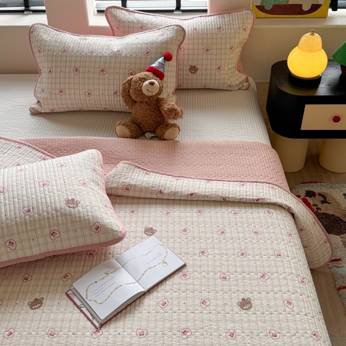 91家纺网 家纺一手货源 找家纺 茉夕家纺 2026新款春季双面纯棉印花单品床盖单件床盖 满满爱-熊