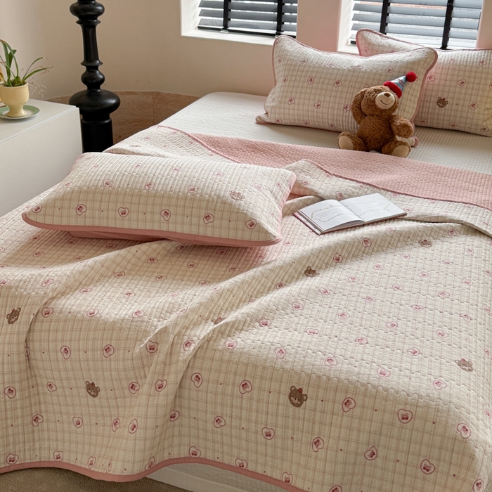 91家纺网 家纺一手货源 找家纺 茉夕家纺 2026新款春季双面纯棉印花单品床盖单件床盖 满满爱-熊