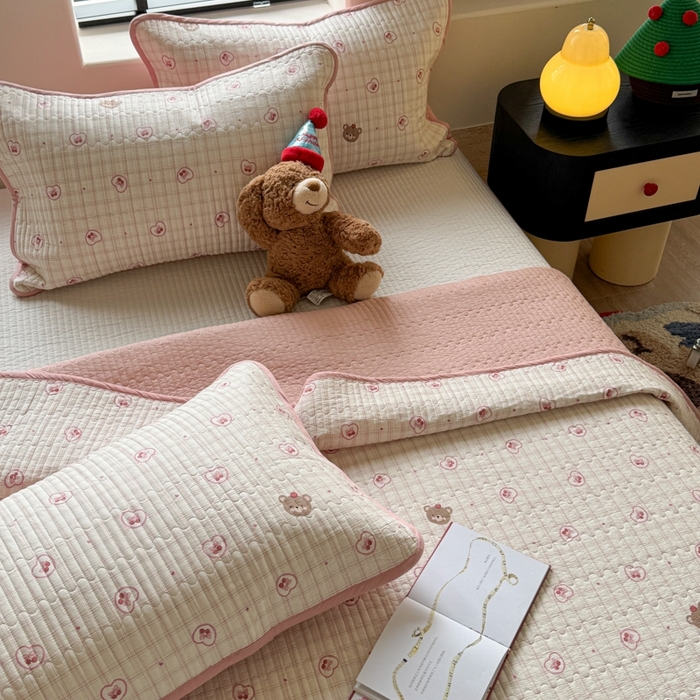 91家纺网 家纺一手货源 找家纺 茉夕家纺 2026新款春季双面纯棉印花单品床盖单件床盖 满满爱-熊