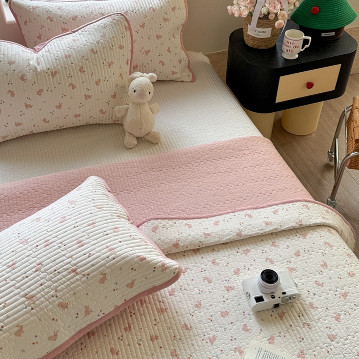 91家纺网 家纺一手货源 找家纺 茉夕家纺 2026新款春季双面纯棉印花单品床盖单件床盖 小粉兔