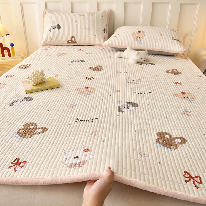 91家纺网 家纺一手货源 找家纺 悠米悠家 2026新款卡通棉拼绒夹棉床盖单品床盖床盖单件 萌宠抱抱粉