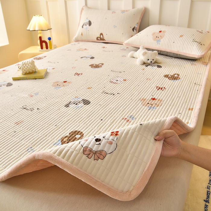 91家纺网 家纺一手货源 找家纺 悠米悠家 2026新款卡通棉拼绒夹棉床盖单品床盖床盖单件 萌宠抱抱粉