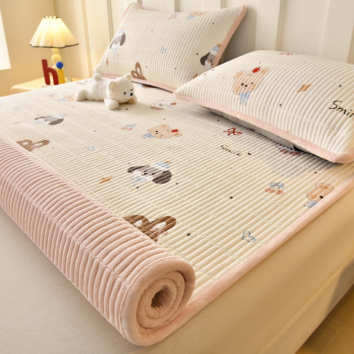 91家纺网 家纺一手货源 找家纺 悠米悠家 2026新款卡通棉拼绒夹棉床盖单品床盖床盖单件 萌宠抱抱粉