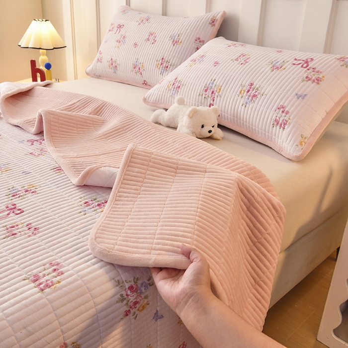 91家纺网 家纺一手货源 找家纺 悠米悠家 2026新款卡通棉拼绒夹棉床盖单品床盖床盖单件 蜜语甜梦