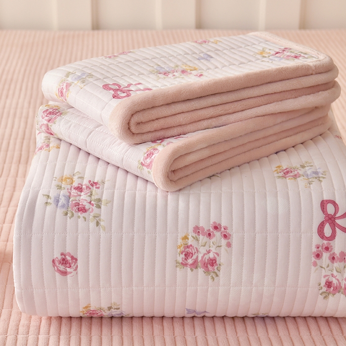 91家纺网 家纺一手货源 找家纺 悠米悠家 2026新款卡通棉拼绒夹棉床盖单品床盖床盖单件 蜜语甜梦