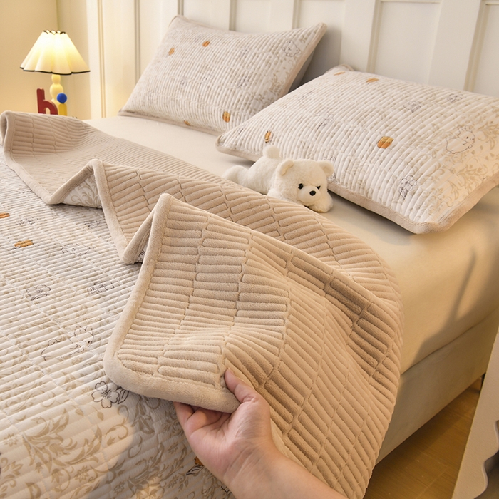 91家纺网 家纺一手货源 找家纺 悠米悠家 2026新款卡通棉拼绒夹棉床盖单品床盖床盖单件 蜜熊絮语