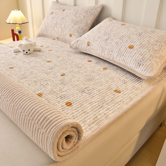 91家纺网 家纺一手货源 找家纺 悠米悠家 2026新款卡通棉拼绒夹棉床盖单品床盖床盖单件 蜜熊絮语