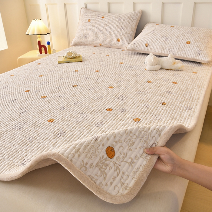 91家纺网 家纺一手货源 找家纺 悠米悠家 2026新款卡通棉拼绒夹棉床盖单品床盖床盖单件 蜜熊絮语