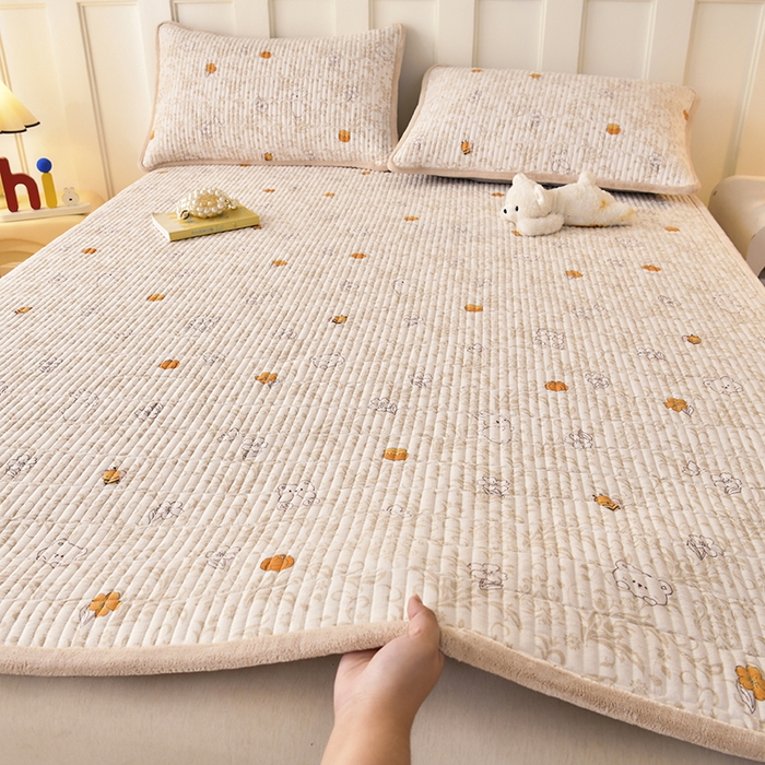 91家纺网 家纺一手货源 找家纺 悠米悠家 2026新款卡通棉拼绒夹棉床盖单品床盖床盖单件 蜜熊絮语