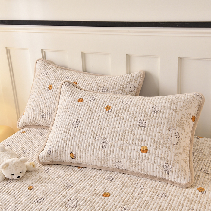 91家纺网 家纺一手货源 找家纺 悠米悠家 2026新款卡通棉拼绒夹棉床盖单品床盖床盖单件 蜜熊絮语